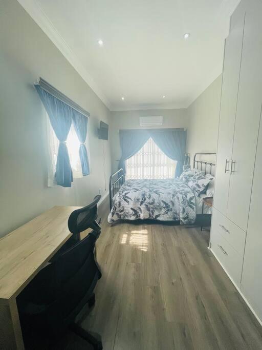 Private Modern 10 Bdrm Home Tucked Away In Sandton Johannesburgo Exterior foto
