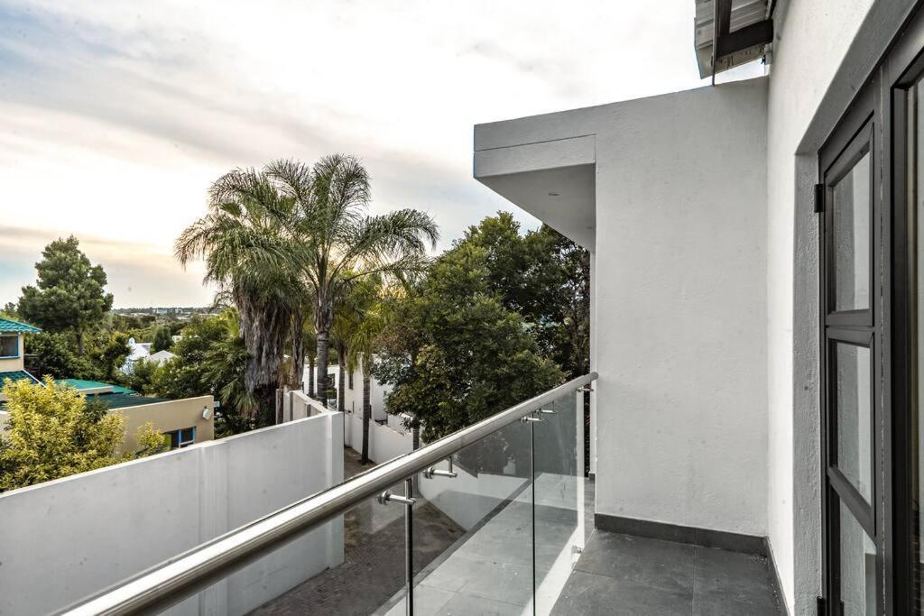 Private Modern 10 Bdrm Home Tucked Away In Sandton Johannesburgo Exterior foto