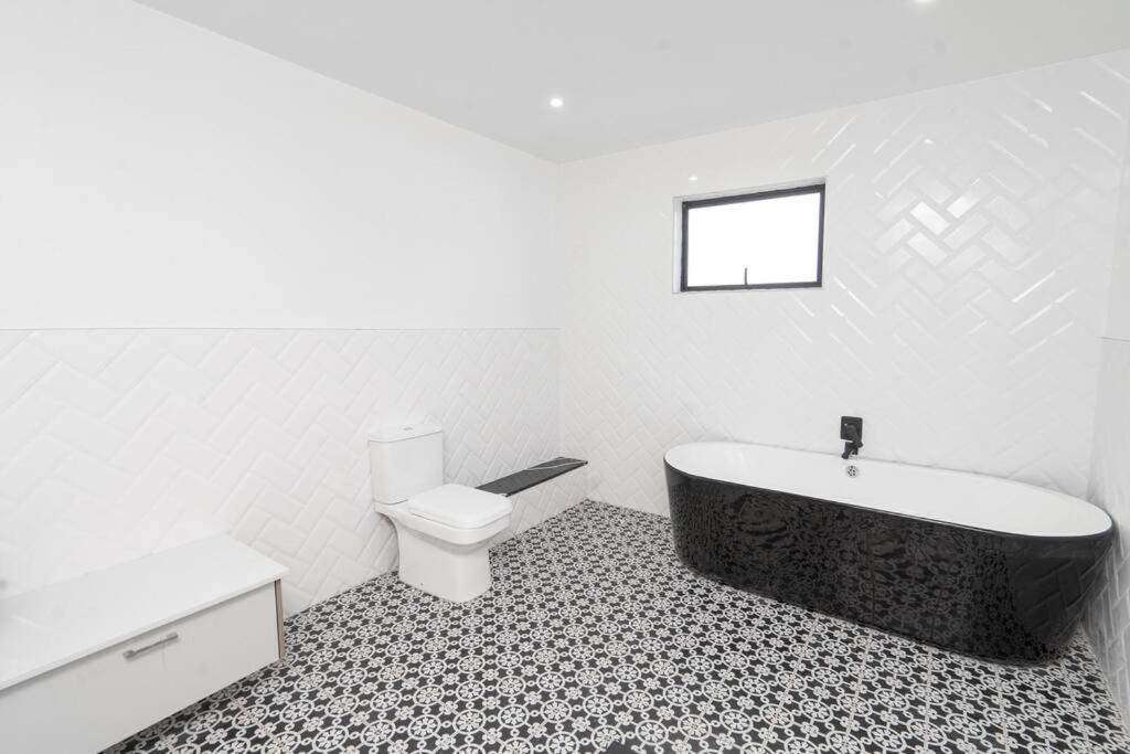 Private Modern 10 Bdrm Home Tucked Away In Sandton Johannesburgo Exterior foto