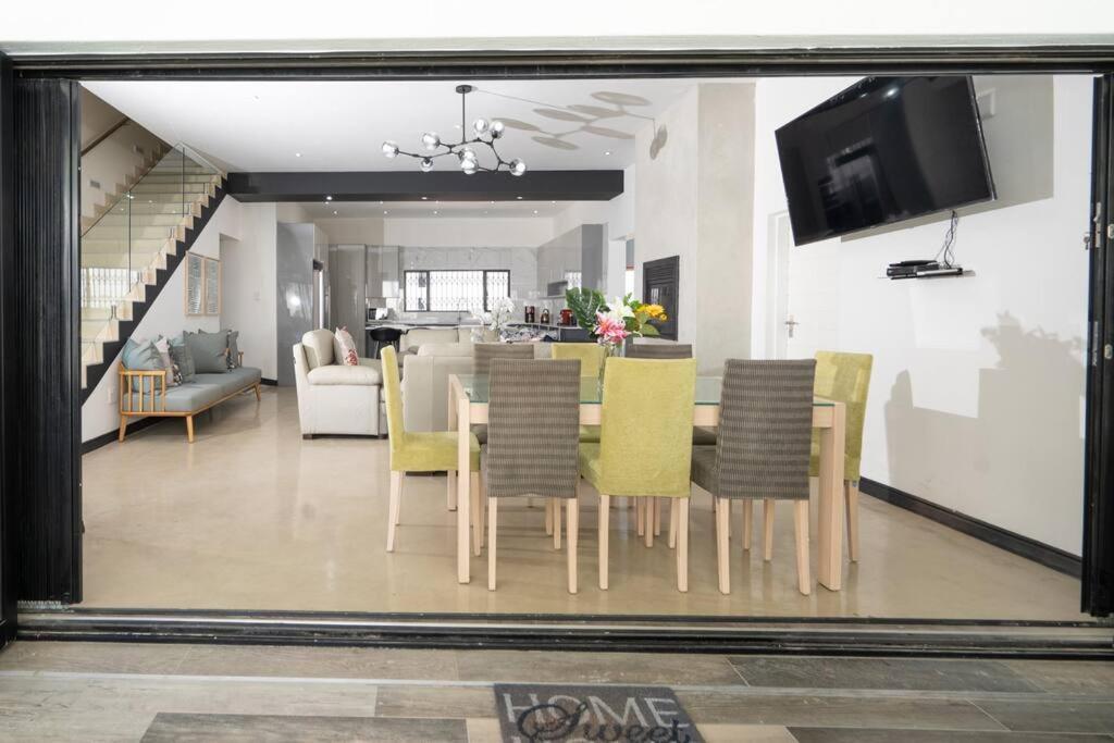 Private Modern 10 Bdrm Home Tucked Away In Sandton Johannesburgo Exterior foto