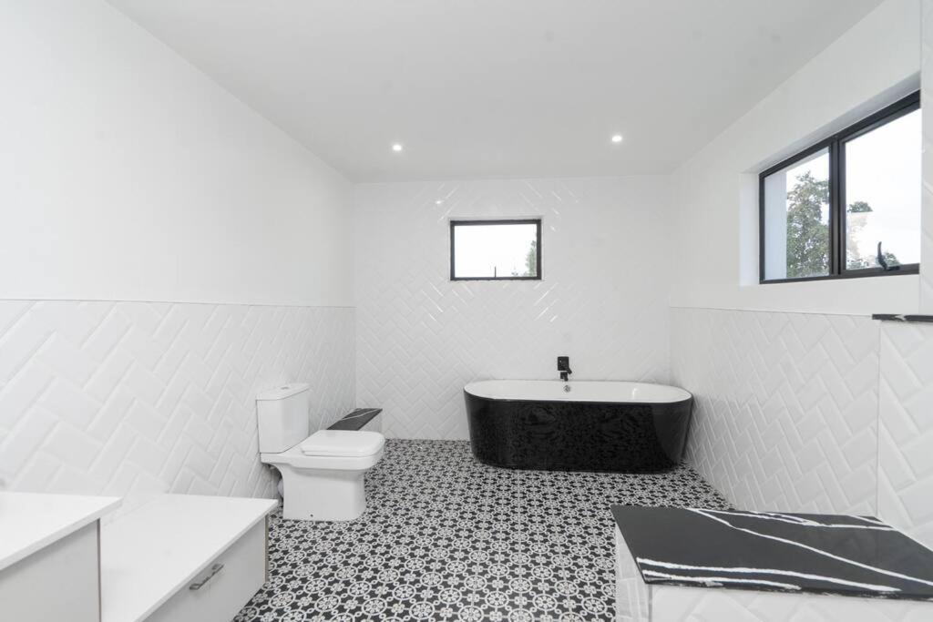 Private Modern 10 Bdrm Home Tucked Away In Sandton Johannesburgo Exterior foto