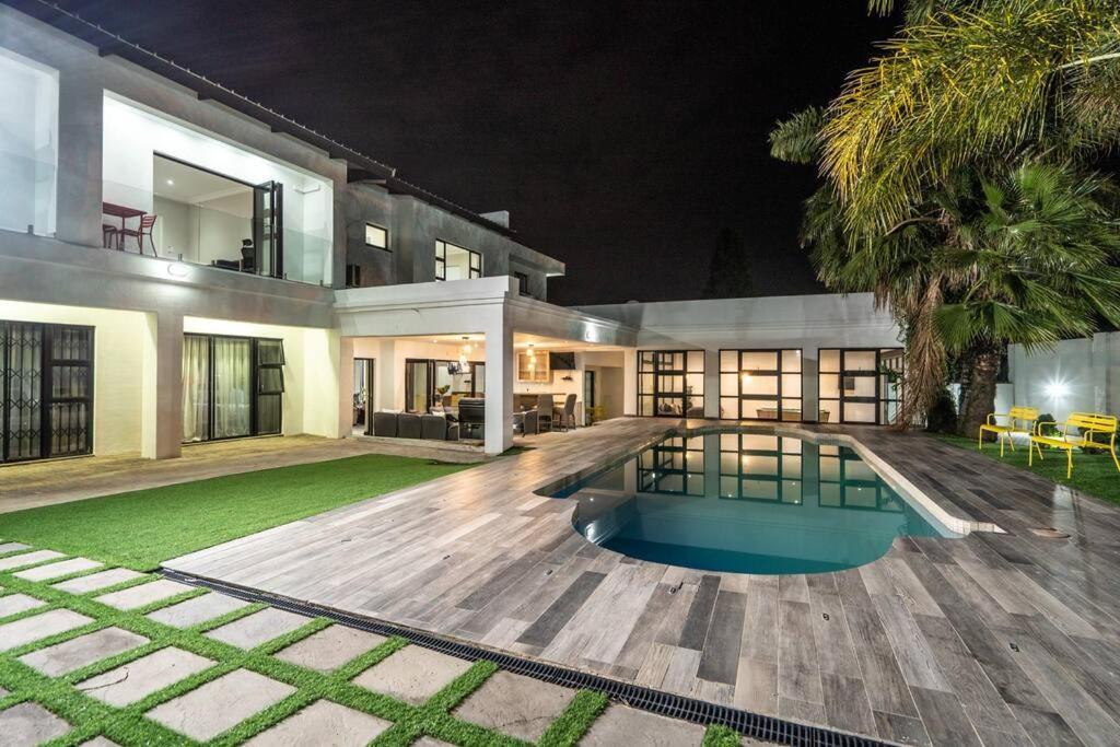 Private Modern 10 Bdrm Home Tucked Away In Sandton Johannesburgo Exterior foto