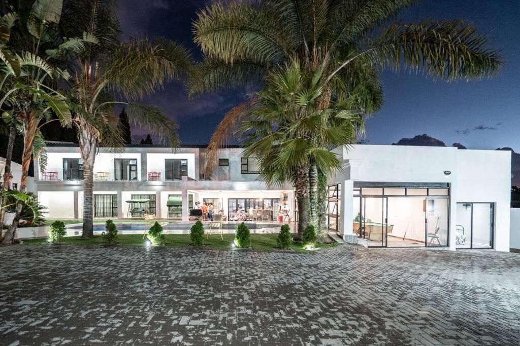 Private Modern 10 Bdrm Home Tucked Away In Sandton Johannesburgo Exterior foto