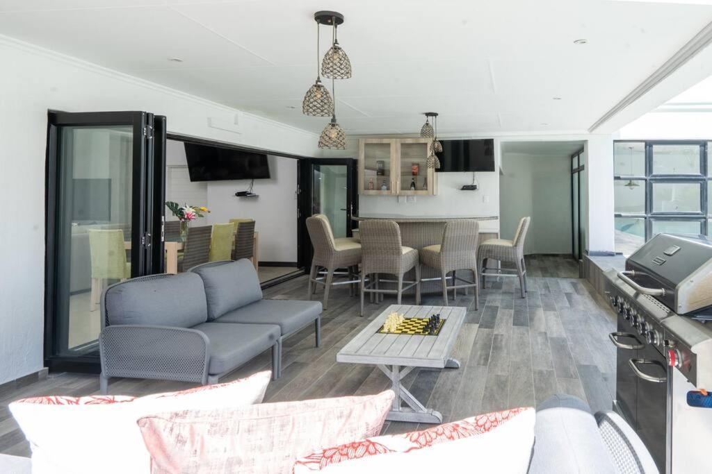 Private Modern 10 Bdrm Home Tucked Away In Sandton Johannesburgo Exterior foto